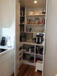 pin von emmanuelle clain auf cocinas kleine kuchenvorratskammer kuchenschrank regal speisekammer speicher
