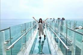 Secara geografis, busan terdapat di lokasi pantai tenggara korea tak hanya itu, sebagai kota pelabuhan paling besar di korea, busan memiliki banyak sekali tempat wisata populer dan menarik dkalangan wisatawan. 10 Rekomendasi Wisata Di Busan Pasti Nggak Bikin Bosan