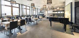 Fliesen im wohnzimmer sind modern ein wohnzimmer mit ansprechendem fliesendesign strahlt. Home G U M Fliessenfachgeschaft Gmbh