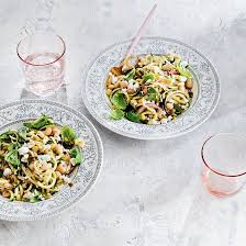 Recette De Nouilles De Courgettes Feta Et Basilic Coup De Pouce Vegetable Recipes Recipes Healthy Recipes