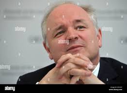 CFO der Banknoten und Wertpapiere Druckerei Giesecke & Devrient, spricht  Peter Zattler auf der Bilanzpressekonferenz in München, Deutschland, 10.  April 2013. Foto: FRANK LEONHARDT Stockfotografie