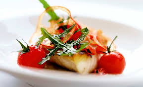 Preparazione 4 branzini di 300 g circa l'uno già puliti, 500 g di pomodori ramati,2 spicchi di aglio,1 mazzetto di prezzemolo,1 piccolo peperoncino piccante, origano secco, olio extravergine di oliva, sale. Branzino All Acqua Pazza La Ricetta Facile Leitv