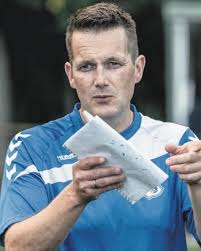 VV Veenhuizen en trainer Marcel van Veenen knopen er nog een seizoen aan  vast