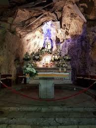 St rosalia, patron saint of palermo, died aged only 35 in 1566, her short life controversial because women were not supposed to live as hermits in caves. Santuario Di Santa Rosalia A Palermo Monte Pellegrino Pellegrini Chiesa Palermo