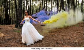 Check spelling or type a new query. Frau Mit Einem Hochzeitskleid Kleid In Wald Holding Rauch Fackeln Stockfotografie Alamy