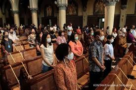 Kita semua tetap bersatu baik sebagai orang yang hidup maupun orang yang sudah meninggal dunia. Jalankan Ibadah Offline Gereja Katedral Jakarta Terapkan Protokol Kesehatan Ketat