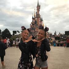 hiiI'm Lisa and I'm Lena we are twins we are both 15 and single we love  Disney and cheer and we love the beach ❤️