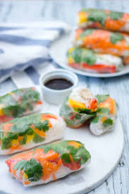 Nous vous proposons une variante aux rouleaux de printemps traditionnels, nos spring rolls du jour seront aux crevettes et à la mangue. Rouleaux De Printemps Vegetariens Noble Veggies