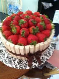 My 18th Birthday Can White Cake With Strawberry Filling White Kit Cats And Strawberries On Top Receitas Bolo