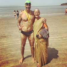 Wondering where milind soman learnt to run barefoot? Milind Soman S 81 Year Old Mother Usha Soman Celebrated Her Birthday Doing 15 Push Ups Video