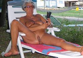 Ursula Camping - Oma Porno Foto