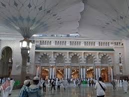 Pada malam hari, masjid ini bermandikan cahaya yang sangat terang benderang. Sabda Rasulullah Mengenai Keistimewaan Madinah Haji Liputan6 Com