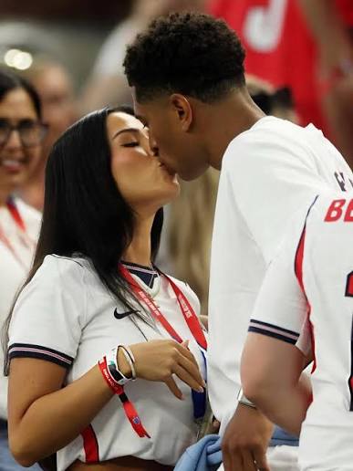 Jude Bellingham and his girlfriend Ashlyn Castro celebrate England's World  Cup opener with a kiss. Jude is winning 