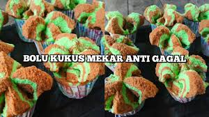 Jika kita membuat cake kukus, hindari mengoleskan margarin pada loyang, ya. Resep Bolu Kukus Mekar Empuk Lembut Anti Gagal Roti Kukus Mekar 2 Telur Youtube