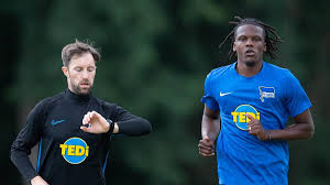 Celtic defender dedryck boyata will join side hertha berlin this summer. Neuzugang Dedryck Boyata Hertha Bsc Hinten Helfen Und Schnell Deutsch Lernen Sportbuzzer De