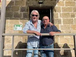 Exit le Lot, Patrick Sébastien montera finalement son "plus petit cabaret  du monde" dans un village... en Corrèze - L'Écho Républicain