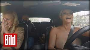 Frau fährt nackt auto