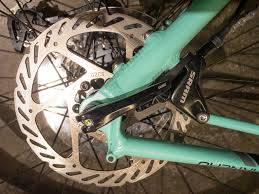Une fois purgé et réglé (opérations assurés par un atelier réparation vtt) ce système réclame peu d'entretien, une purge tous les 1 ou 2 ans et changement. Freins Hydrauliques A Disques La Securite Sans Soucis Blogue De Dumoulin Bicyclettes