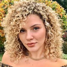 English pop singer/songwriter and actress best known as the sporty member of the spice girls. Manes By Mell Facebook