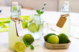 Diese Selbst Gemachte Limetten Ingwer Limonade Ist Die Perfekte Erfrischung An Heissen Tagen Sirup Und Limonade In 2020 Ingwer Limonade Limonade Selber Machen Limetten