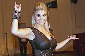 The 1980s was the decade of big hair, big phones, pastel suits, cabbage patch kids, rubik's cubes, yuppies, air jordans, shoulder pads and pac man. Dreh In Rathenow Das Ist Beatrice Eglis Neues Musikvideo Maz Markische Allgemeine