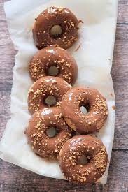 Donuts Sans Gluten Cuits Au Four Healthy Alie Recette En 2020 Noix De Coco Rapee Beurre De Cacahuetes Glacage Chocolat Noir