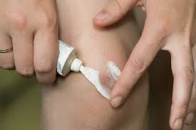 Berbentuk mirip jerawat atau bisul di mata, kondisi ini bisa saja tumbuh di luar bahkan bagian dalam kelopak mata. Sama Sama Bikin Gatal Ini Beda Psoriasis Dan Scabies Kudis