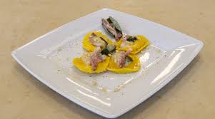 Noi le abbiamo mantecate con panna e grana, andando a legare la pasta in modo particolarmente goloso facendo la gioia di tutta la famiglia. Tortelli Di Zucca Burro Salvia E Speck Corso Di Cuoco Professionista