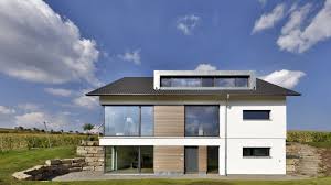 Es hat 4 stockwerke , ist aber trozdem recht klein. Einfamilienhaus Mit Blick Ins Grune Buerohauser