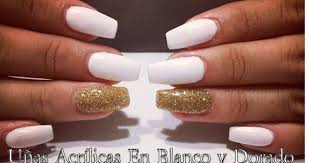El dorado, es un color con el que puedes expresar elegancia pero también opulencia. Unas Acrilicas En Blanco Y Glitter Dorado Usando Gel Ur Sugar Manicuravip Com Disenos De Unas De Navidad Disenos Artisticos En Unas Unas Acrilicas