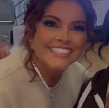 Nicole Dineen's Instagram, Twitter & Facebook