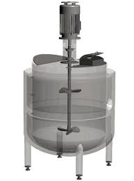 대형 스테인리스 교반 탱크 상부에 강력한 기어드 모터와 샤프트가 장착되어 약품을 혼합 중인 전경