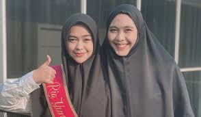 Lewat sebuah foto jenazah tertutup kain, oki menyebut sang ayah telah berpulang. Oki Setiana Dewi Ungkap Alasan Sang Ayah Inginkan Ria Ricis Lulus Perguruan Tinggi