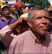 Jubilados exigen liberación de dirigente de 70 años