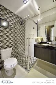 A Parede Do Banheiro Com Revestimento Em Estilo Geometrico E Paleta De Cores Monocromatica Deixo Revestimento Banheiro Decoracao Do Banheiro Banheiros Modernos