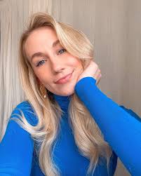 Amanda Weldon's Instagram, Twitter & Facebook