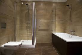 Ad incidere nel risultato, tuttavia, sono anche i materiali scelti, i colori e gli accostamenti, e alcune idee originali che di certo contribuiscono a rendere il bagno ancora più bello. Posa Piastrelle Bagno Il Fai Da Te In Bagno Come Posare Le Piastrelle
