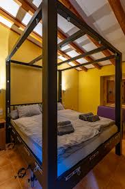 Experts recommend the best sex handcuffs, restraints, and spreader bars for people interested interested in kink, bondage, bdsm, and power play. Neues Bondage Bett Hidden Bdsm Urlaub In Mallorca
