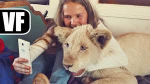 La piccola mia, 11 anni, è costretta a trasferirsi dall'inghilterra in africa per il lavoro del padre, uno zoologo. Mia E Il Leone Bianco Un Film Potenzialmente Diseducativo Associazione Eticoscienza