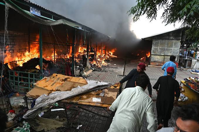 Massive fire destroys over 700 shops in Islamabad's H-9 weekly Bazaar