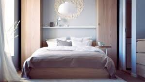 Pour decorer et personnaliser votre chambre, choisissiez une tete de lit en bois, en metal ou avec un revetement textile. Rangement Autour Du Lit Les Meilleures Idees Deconome
