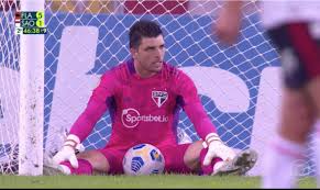 O começo de jogo foi intenso por parte do são paulo, que criou chances imediatas e abriu o placar graças ao talento de rigoni somado a uma linha defensiva adiantada do vasco, com recomposição lenta e desorganizada. Sao Paulo Sai Na Frente Mas Leva Virada E Toma Goleada Do Flamengo No Maracana Arquibancada Tricolor