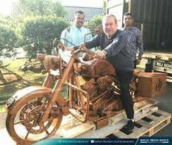 Death of tengku iskandar ibni almarhum sultan yusof. Sultan Of Johor Receives 500kg Life Sized Wooden Harley Superbike Replica From Community Leader Coconuts Kl