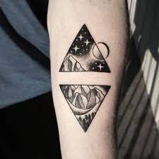 65 Einzigartige Dreieck Tattoo Designs Bedeutungen Heilige Geometrie 2018 Manner Allgemein Inst Triangle Tattoo Design Triangle Tattoo Tattoos