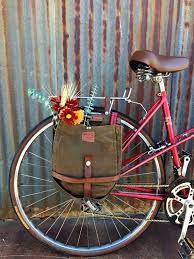 Auch Unterwegs Sind Blumen Einfach Das Schoneste Accessoire Vintage Swiss Army Breadbag Pannier Single By Reclama Bicycle Panniers Bicycle Bicycle Accessories