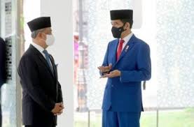 Basarah menyimpulkan pengusung ide tiga periode presiden dapat kalau subjeknya (presiden jokowi) saja sudah tidak mau, kemudian kami dari partai tempat pak jokowi bernaung juga tidak menginginkan. Tangan Digigit Hewan Ini Netizen Pusing Cari Paspampres Jokowi Hitekno Com