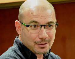 PAUL CAPRIOTTI: “TENEMOS QUE APRENDER A CONVIVIR CON MUCHA INFORMACIÓN Y  DISTINGUIR LO QUE NO SUMA”