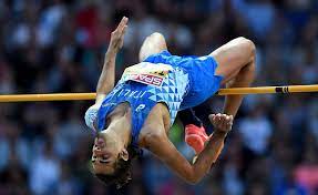 Dopo la rincorsa per guadagnare spinta, l'atleta salta sopra un'asticella e atterra su un tappeto sul lato opposto. Live Tokyo 2020 Salto In Alto Finale Maschile Con Tamberi In Diretta