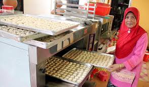 2 cawan tepung gandum 2 cawan gula 2 biji kelapa (diambil pati santannya) 5 biji telur ayam 1 paket tepung sagu sedikit serbuk penaik. Istimewanya Bangkit Siti Raya Semasa Mstar