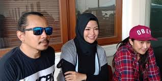 Create and get +5 iq. Lirik Dan Chord Lagu Tinggalkan Saja Kotak